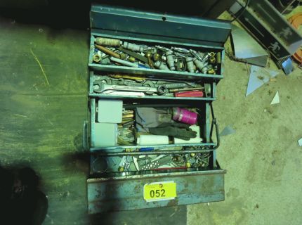 1 Metall-Werkzeugkiste mit Kleinwerkzeugen Verbindungsmaterial