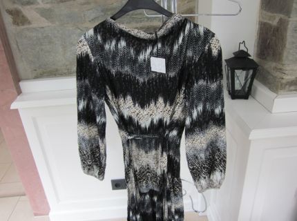 1 Kleid mit langen Ärmeln