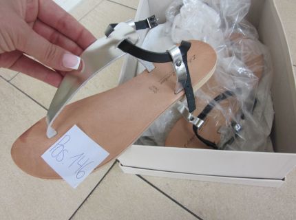 1 Sandalen mit schwarzen Schnüren und silbernen
