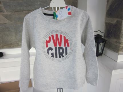1 Pulli hellgrau mit Aufdruck
