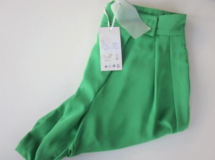 1 Shorts grün mit Bund