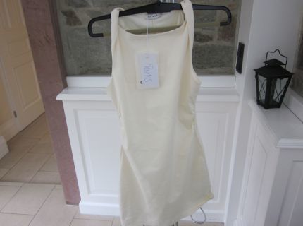 1 Kleid cremeweiß eng anliegend