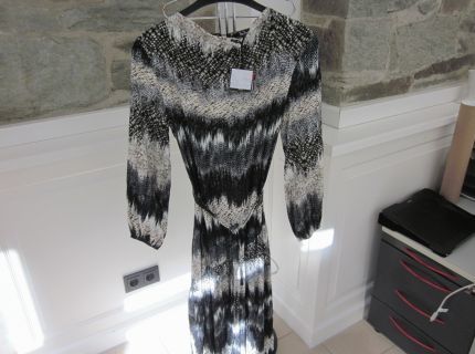 1 Kleid mit langen Ärmeln