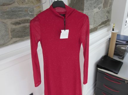 1 Rotes Kleid mit Glitzerdetails