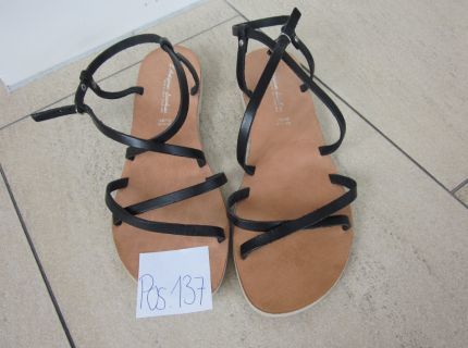 1 Sandalen mit schwarzen Schnüren