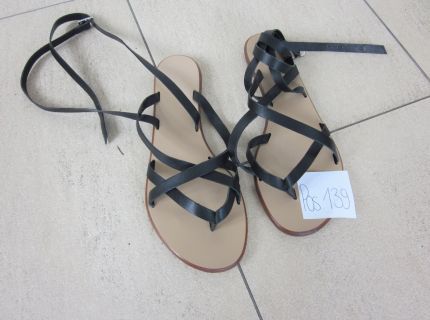 1 Sandalen mit schwarzen Schnüren