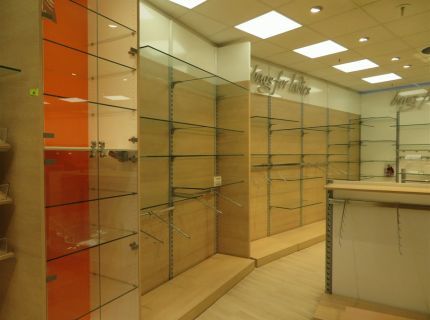 1 Ladenregalsystem wandmontiert ca. 3