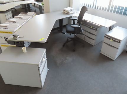 1 Schreibtisch-Winkelkombin...