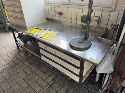 1 Arbeitstisch mit integrierten Container