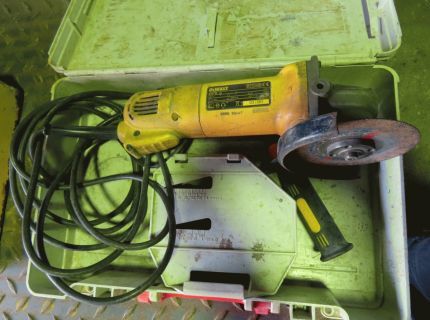 1 Winkelschleifer Fabr. Dewalt Typ