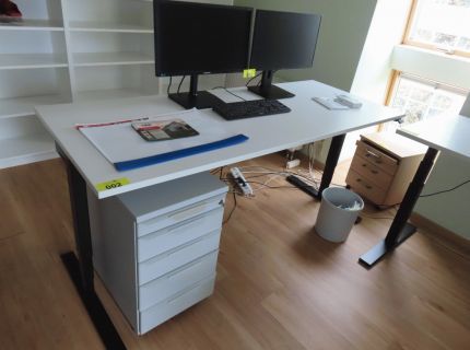 1 Schreibtisch Fabr. Inwerk Hubsäule