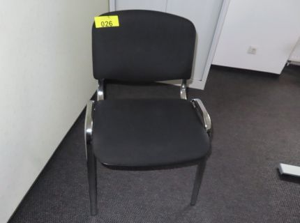 1 Besucherstuhl Stoffbezug schwarz/Stahlrohrgestell verchromt