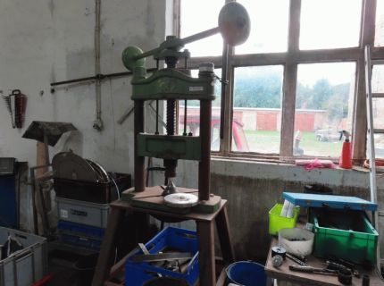 1 mechanische Säulenspindelpresse älteres Modell