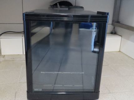 1 Kühlschrank mit Glastür/Minibar Fabr.