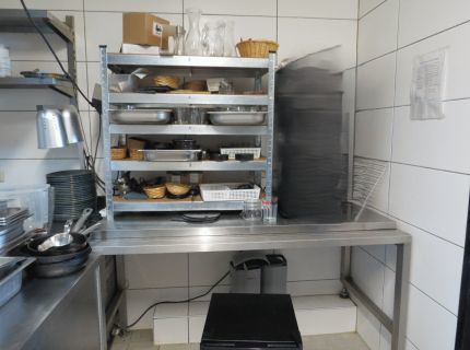 1 Edelstahl-Tisch mit separater Edelstahl-Platte