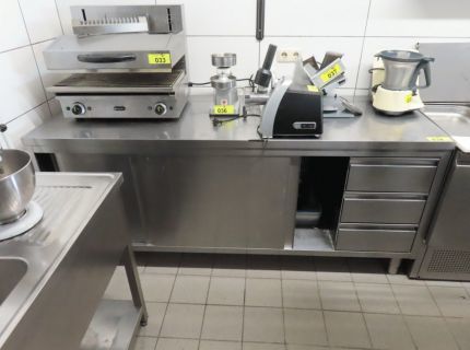 1 Edelstahl-Arbeitsschrank mit 3 Auszügen