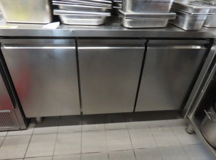 1 Edelstahl-Kühltisch Fabr. Bergman 3-türig