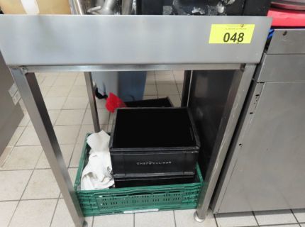 1 Edelstahl-Ablagetisch mit Aufkantung ca.