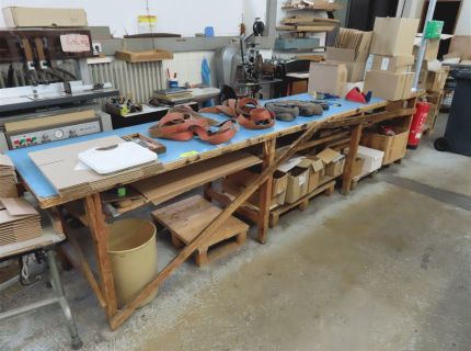 1 Arbeitstisch ca. 4 lfm