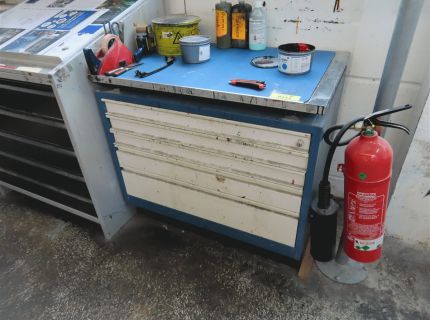 1 Werkzeugsideboard Metall mit Schubfächern