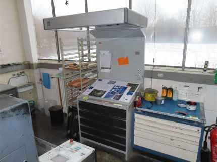 1 Normlichtkasten mit Lagerunterschrank Schubfächern