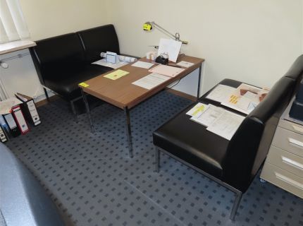 1 Sitzgruppe bestehend aus 2