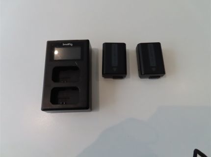 1 Ladegerät Fabr. SmallRig Typ