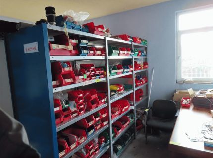 1 Metallsteckregal ca. 3 lfdm.