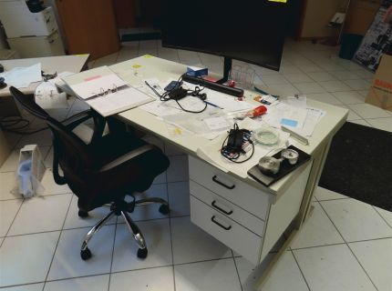 1 Schreibtisch ältere Ausführung beige