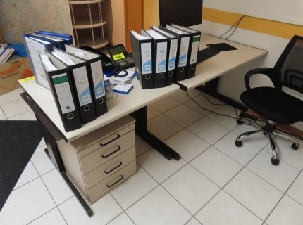 1 Schreibtischkombination bestehend aus 2