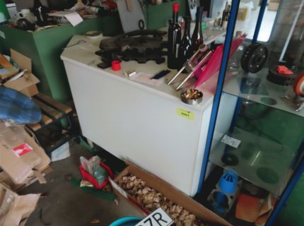 1 Lagersideboard mit Schiebetüren weiß