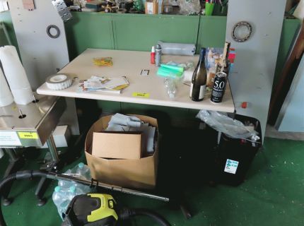 1 Beistelltisch ältere Ausführung grau