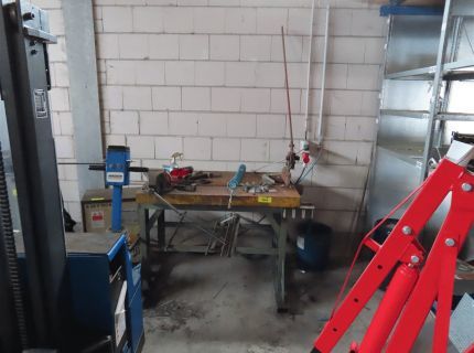 1 Arbeitstisch Massiv-Metallarbeitsplatt... integrierter Schraubstock