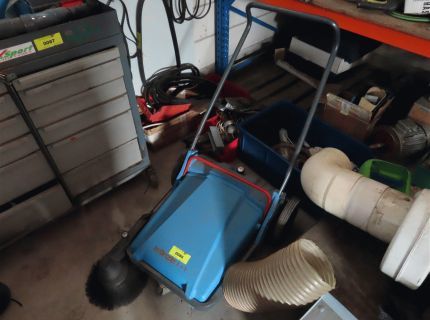 1 Kehrmaschine Fabr.: Kränzle Typ: