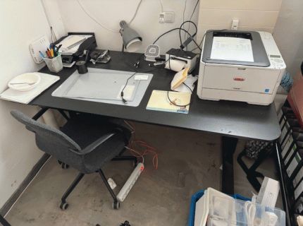 1 Schreibtisch. Fabr. Ikea schwarz