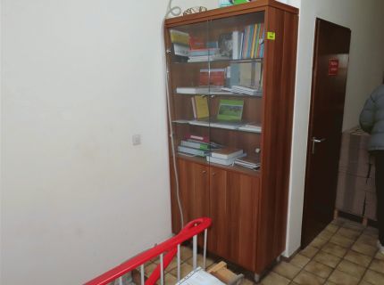 1 Vitrinenschrank ca. 200 m