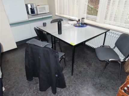 1 Sitzgruppe bestehend aus 2