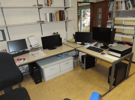 1 Eckschreibtisch ältere Ausführung beige