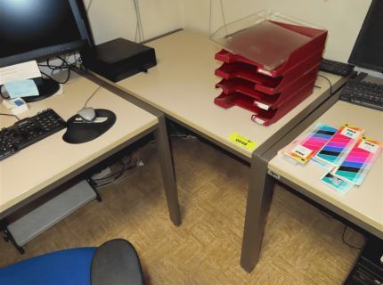 1 Beistelltisch ältere Ausführung beige