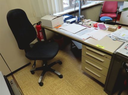 1 Schreibtisch mit integriertem Bürocontainer