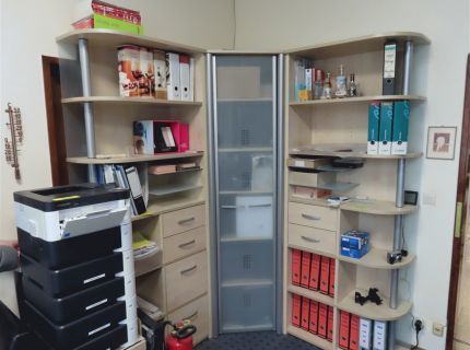 1 Schrank-Eckkombination mit Glasfront und