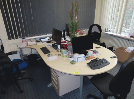 1 Schreibtischkombination bestehend aus 2