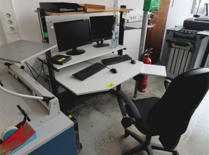 1 Computerarbeitsplatz mit Ablagen und