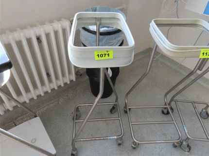 1 mobiler Wäsche- und Abfallsammler
