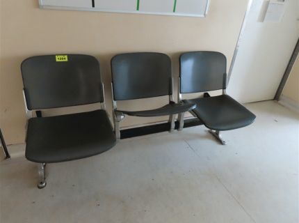1 Wartebank 3-Klappsitze Metallgitter schwarz