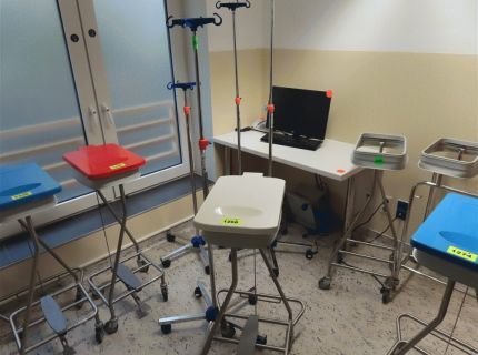 4 Infusionsständer und 1 mobiler