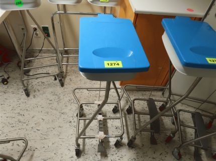 1 mobiler Wäsche- und Abfallsammler