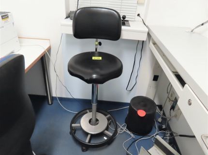 1 Arbeitsdrehhocker höhenverstellbar mit Rückenlehne