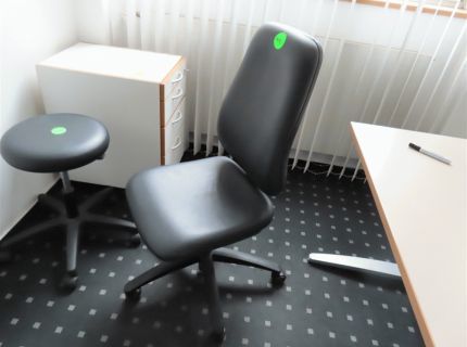 2 Bürodrehstühle Kunstleder schwarz -