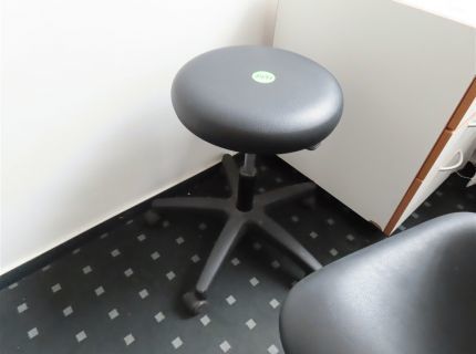 1 Arbeitsrollhocker Kunstleder schwarz -